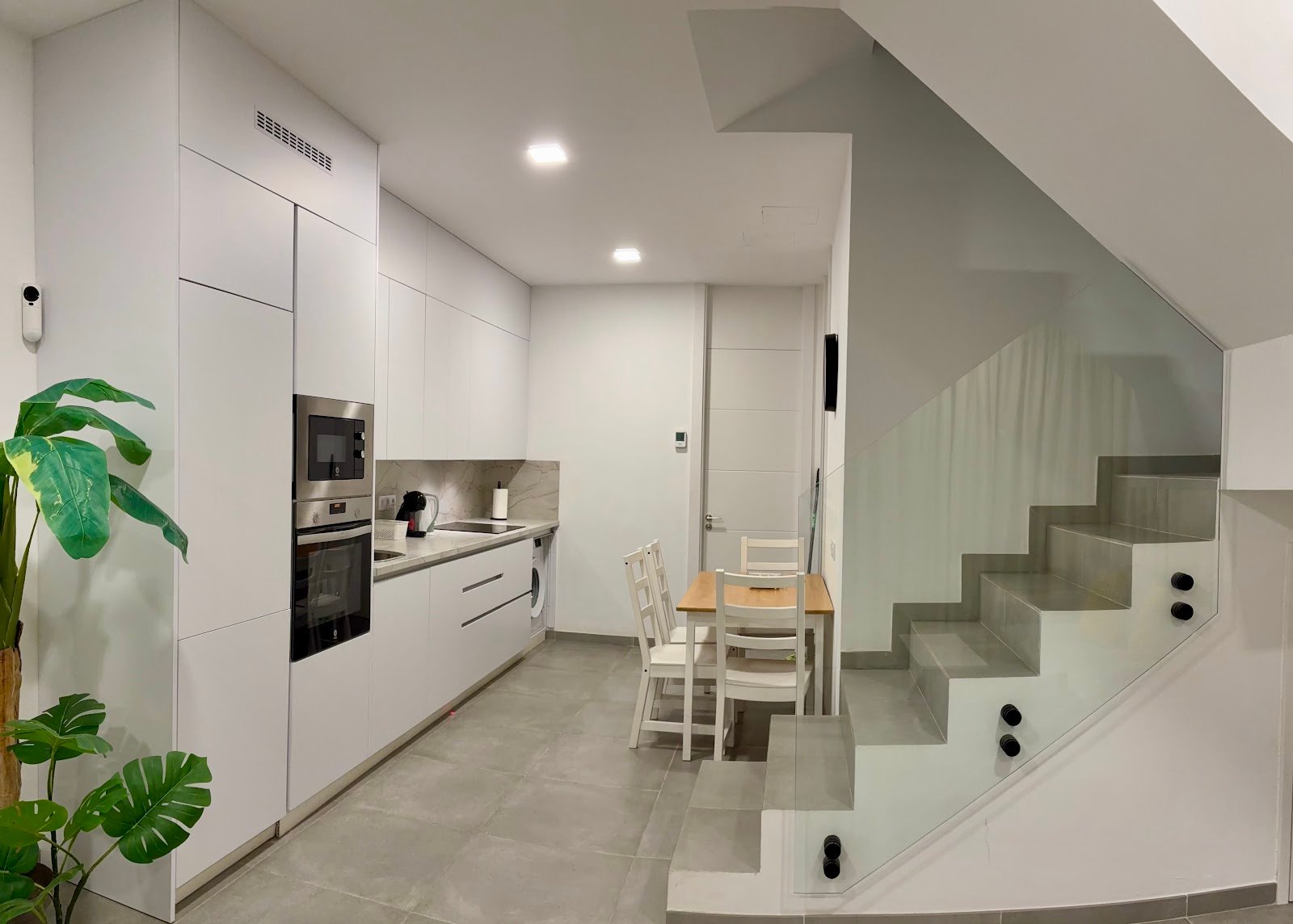 Cocina y escalera